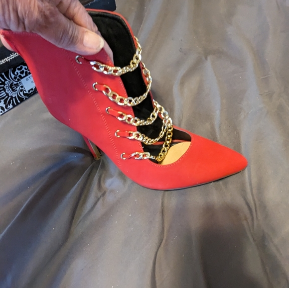 LADIES RED BOOTIES WITH GOLD CHAINS - Picture 8 of 8